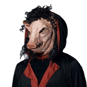 Человек в маске свиньи